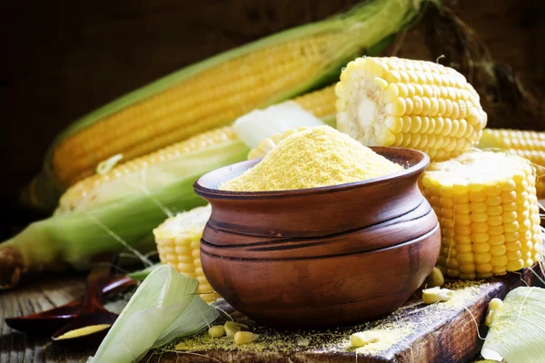 Granos de maíz crudo, estilo rústico — Foto de Stock