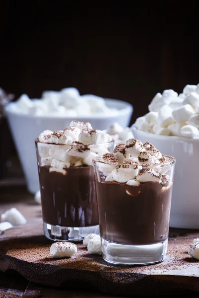 Chocolate líquido com marshmallow polvilhado com cacau em pó — Fotografia de Stock
