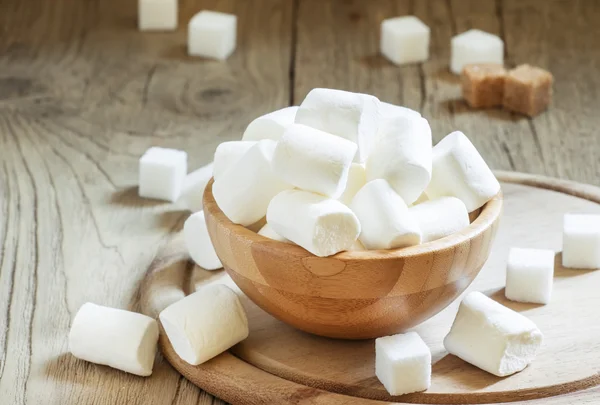 Stora marshmallows i skål — Stockfoto