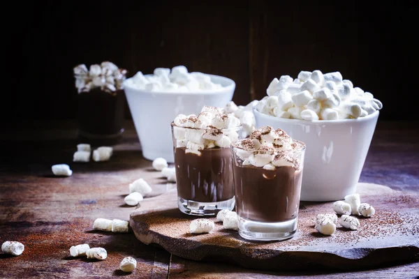 Vloeibare chocolade met marshmallow bestrooid met cacaopoeder — Stockfoto
