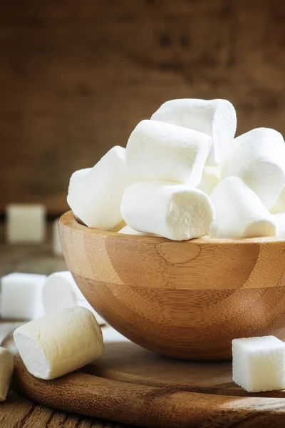 Grote marshmallows in kom — Stockfoto