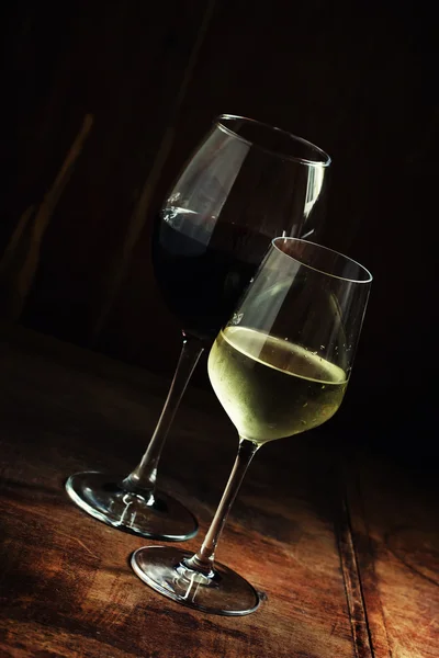 赤と白ワインはグラスで — ストック写真