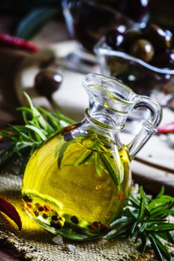 Biberiye ve cam sürahi içinde baharatlar ile zeytin yağı