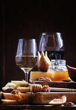 Parmesan peyniri, incir, fındık, bal ve baget