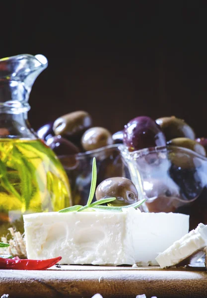 М'який грецький сир фета з розмарином, оливками та маслом — стокове фото