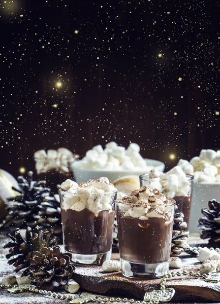 Sıcak çikolata şekerleme bir Noel dekorasyonu ile — Stok fotoğraf