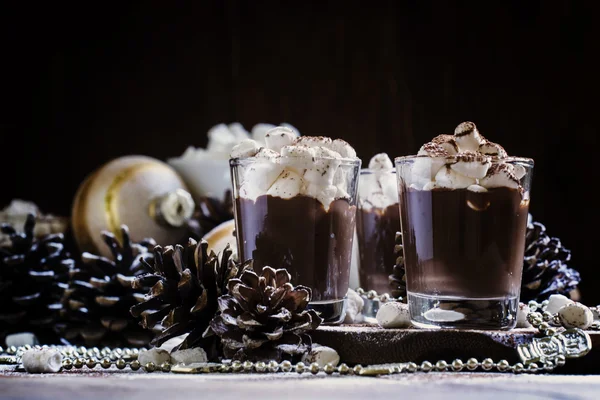 Chocolate caliente con malvaviscos en una decoración de Navidad —  Fotos de Stock