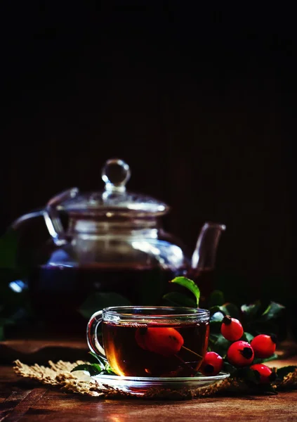 Chá curativo com rosa mosqueta, medicina popular — Fotografia de Stock