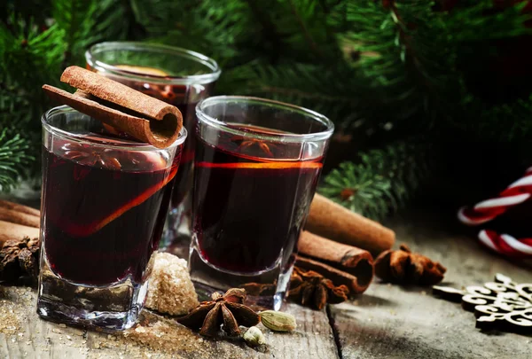 Vino rimuginato con arancia e spezie — Foto Stock