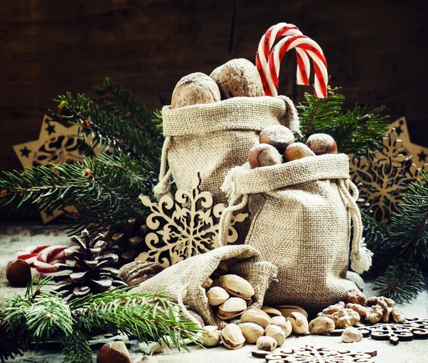 호두, 헤이즐넛, 피스타치오 캔버스 가방에 신년 이나 크리스마스 구성 — 스톡 사진