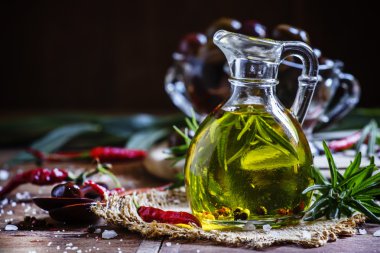 Biberiye ve cam sürahi içinde baharatlar ile zeytin yağı