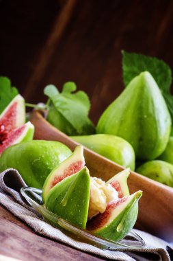 Olgun tatlı taze incir, koyu ahşap arka plan