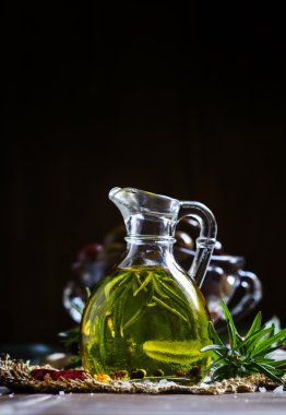 Biberiye ve cam sürahi içinde baharatlar ile zeytin yağı