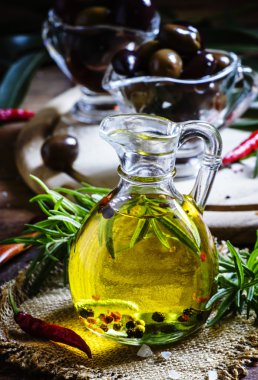Biberiye ve cam sürahi içinde baharatlar ile zeytin yağı