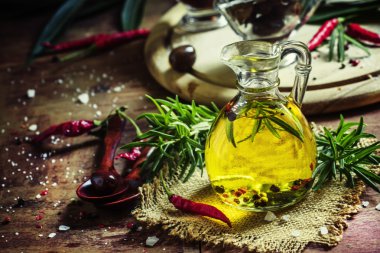 Biberiye ve cam sürahi içinde baharatlar ile zeytin yağı