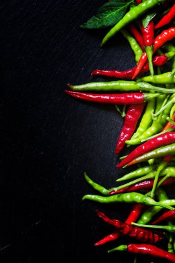 Kırmızı ve yeşil küçük sıcak biber