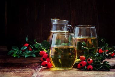 Sağlıklı ve kullanışlı içki kuşburnu ve elma