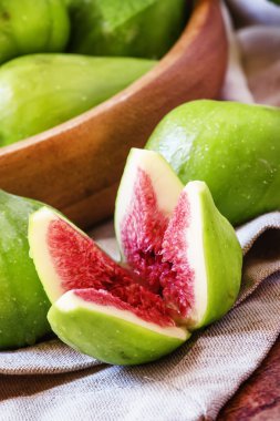 Olgun tatlı taze incir, koyu ahşap arka plan