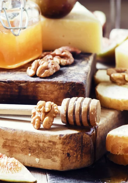 Parmezán sajt, füge, dió, méz és baguette — Stock Fotó