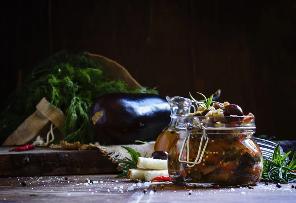 Hemmagjord aubergine Caponata med svarta oliver i en glasburk — Stockfoto