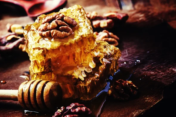Осенний мед и грецкие орехи — стоковое фото