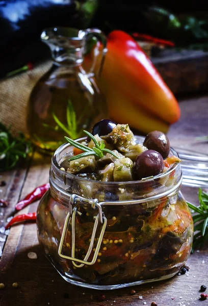 Zelfgemaakte aubergine Caponata met zwarte olijven in een glazen pot — Stockfoto