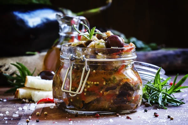 Zelfgemaakte aubergine Caponata met zwarte olijven in een glazen pot — Stockfoto