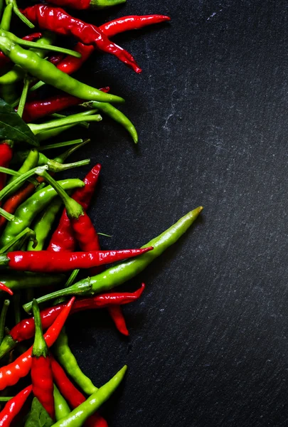 Rode en groene kleine hete pepers — Stockfoto