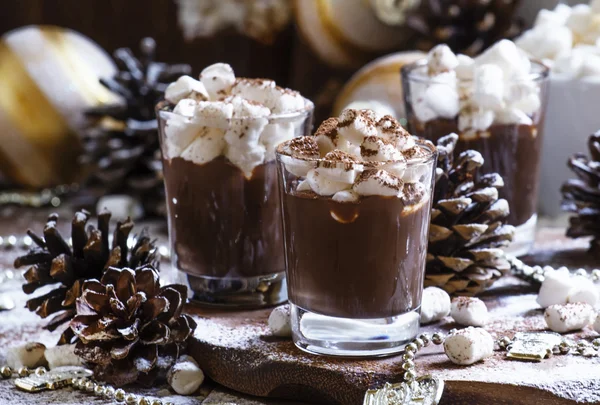 Heiße Schokolade mit Marshmallows in Weihnachtsdekoration — Stockfoto