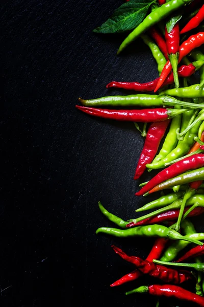 Rode en groene kleine hete pepers — Stockfoto