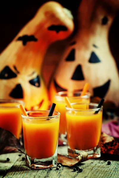 Halloween koktajle, dynia pomarańczowy napój z przyprawami — Zdjęcie stockowe