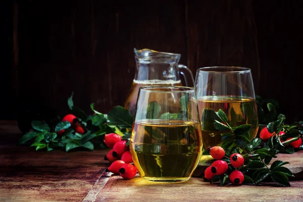 Sehat dan minuman berguna dari rosehip dan apel — Stok Foto