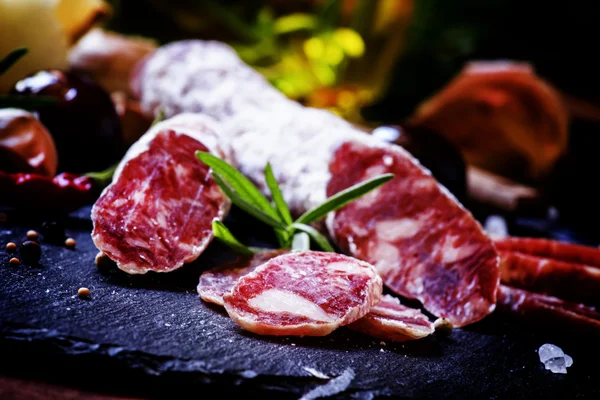 Domuz eti ve Bacon'dan pişmemiş Kızarmış sosis — Stok fotoğraf