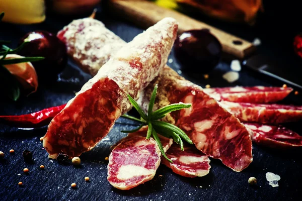 Saucisses séchées non cuites de porc et de bacon — Photo