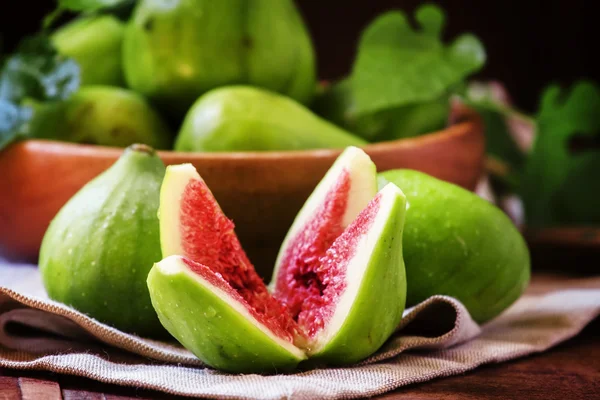 Higos verdes dulces maduros, fondo de madera oscura — Foto de Stock