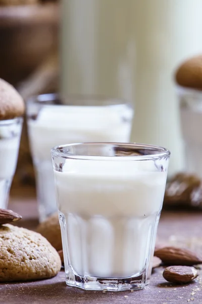 Frische Milch und hausgemachte Nusskekse — Stockfoto