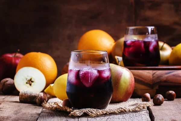 Червоне вино з фруктами та льодом — стокове фото