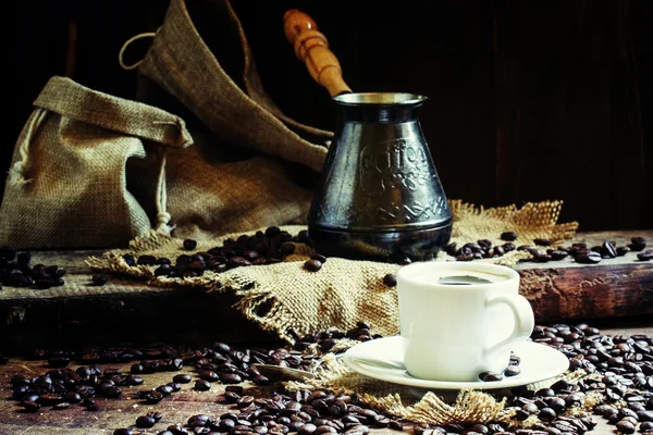 Café negro en una taza blanca — Foto de Stock