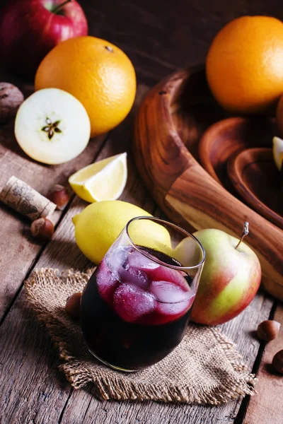 Vino tinto con fruta y hielo — Foto de Stock