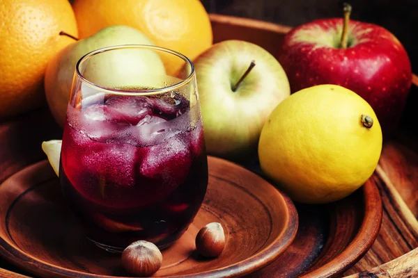 Vino rosso con frutta e ghiaccio — Foto Stock