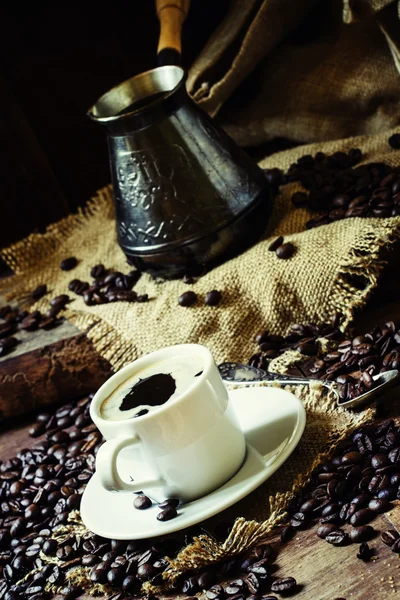 Café negro en una taza blanca — Foto de Stock