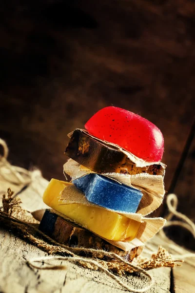 Přírodní bylinná mýdla, barevné kousky — Stock fotografie