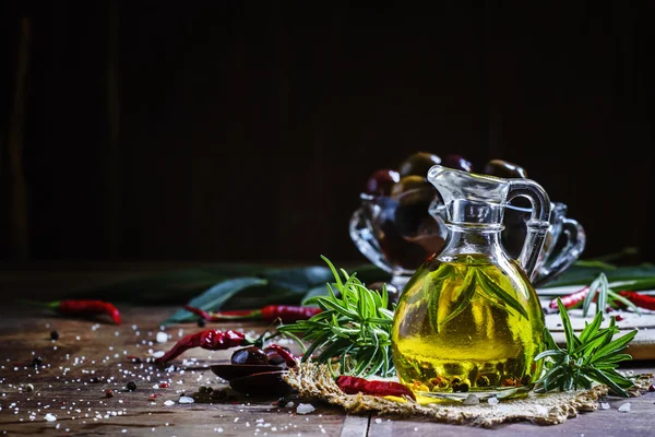 Olivenöl mit Gewürzen — Stockfoto