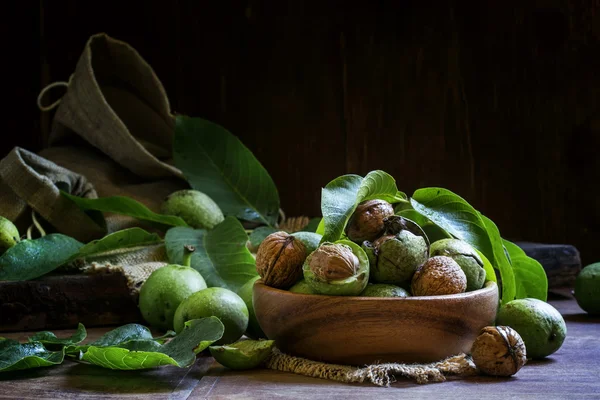 Орехи в зеленой скорлупе — стоковое фото