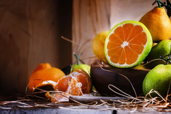 Vyjmout zelené mandarinky s pomerančové řízky — Stock fotografie