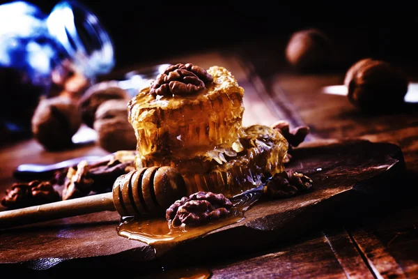 Мед с грецкими орехами, винтажный деревянный фон — стоковое фото
