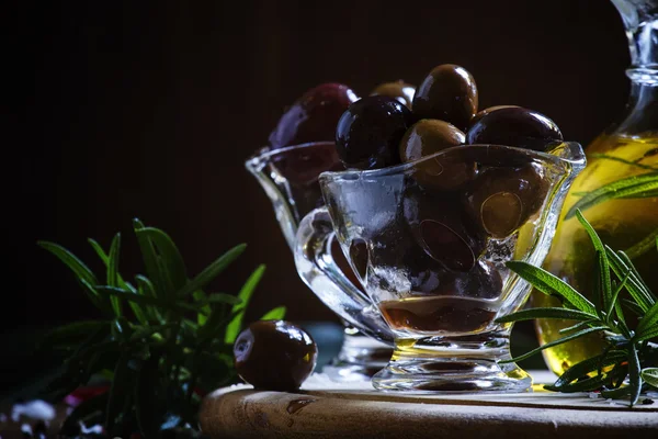 Řecké olivy ve skleněné mísy a olej — Stock fotografie