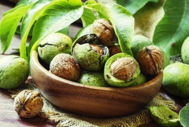 Ceviz yeşil kabuklarında