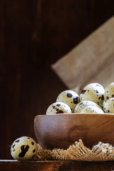 Bıldırcın yumurtası, eski ahşap arka plan — Stok fotoğraf