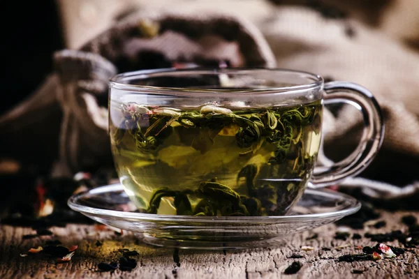 Taza de té verde con pétalos de flores y frutas — Foto de Stock
